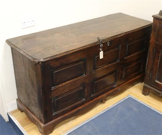 An oak coffer W.150cm